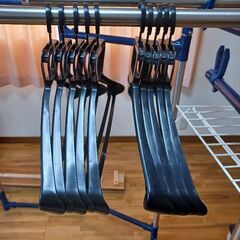 スーツハンガー10本、普通のハンガー10本の画像