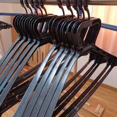 スーツハンガー10本、普通のハンガー10本の画像