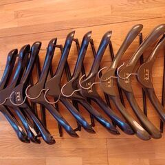 スーツハンガー10本、普通のハンガー10本の画像