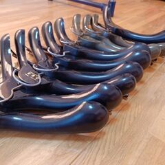 スーツハンガー10本、普通のハンガー10本の画像