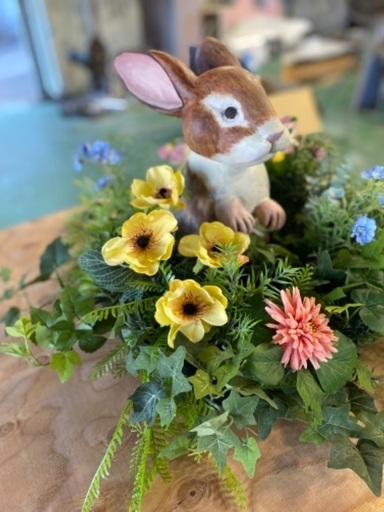 お花畑のウサギ
