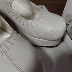 厚底パンプス　白　24.0センチの画像