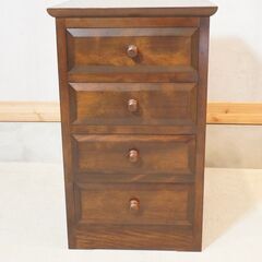 松本民芸家具のA型脇棚/4段チェストのご紹介です。ミズメザクラ無垢材を使用したクラシカルなフォルムの和・洋問わず活躍する整理箪笥です。シンプルな中に上品さを感じさせるデザインが魅力的♪DH336の画像