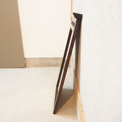 松本民芸家具のウォールミラーのご紹介です。ミズメザクラ無垢材を使用したクラシカルなフォルムは和・洋問わず活躍してくれます。壁掛けや立て掛けて使えるアンティーク調の鏡です。DH344の画像