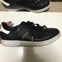 adidasの靴の画像