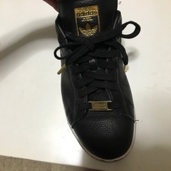 adidasの靴の画像