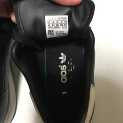 adidasの靴の画像