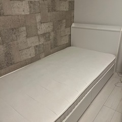 【美品】下収納・コンセント付きベッドフレーム＋マットレスの画像