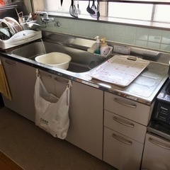 流し台　キッチン　ステンレスだと思います。　全体で255センチ