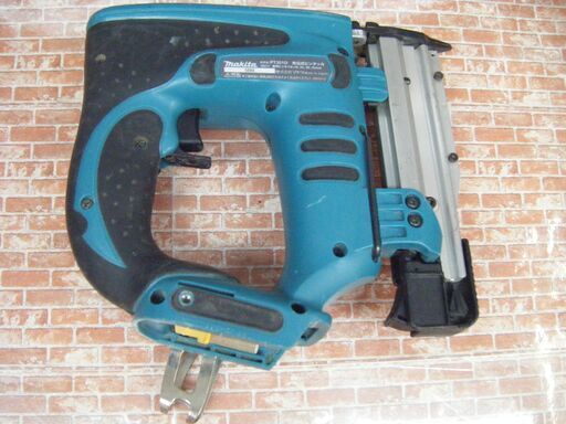マキタ makita PT351D ピンタッカ 中古品 18V 本体のみ 【ハンズクラフト宜野湾店】