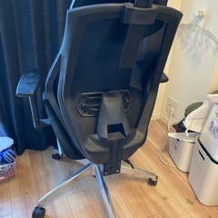 美品オフィスチェアフットレスト付きの画像