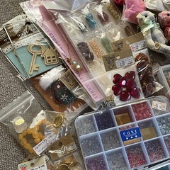 アクセサリーホビー材料（ビーズ、ファンシーボタンなど）いろいろたくさんの画像