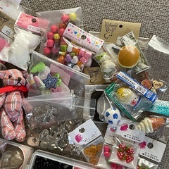 アクセサリーホビー材料（ビーズ、ファンシーボタンなど）いろいろたくさんの画像