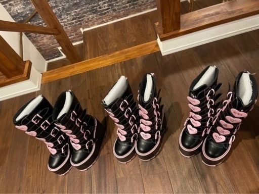 【美品】YRU-ピンク&ブラックブーツ-YRU- Dune Valentine Platform Boots in Black Pin