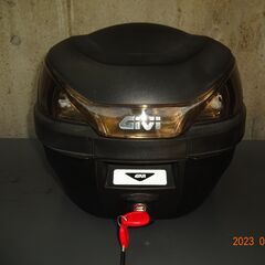 トップケース　ＧＩＶＩ(2輪館専用品）２７🅻　取り付けベース付き