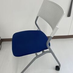 オフィスチェア　キャスター付き　座面折り畳み可　②