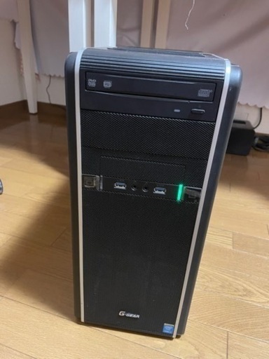 デスクトップパソコンとモニター