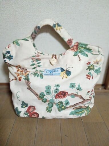 ドラマで使われたらしい　収納力goodな花柄バッグ　未使用　２０００円