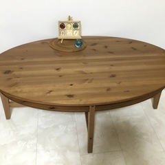 ブラウンのシックなコーヒーテーブルの画像