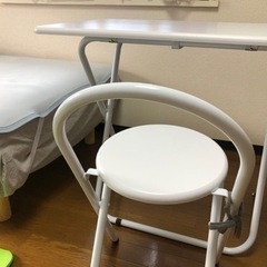 テーブル椅子セットの画像
