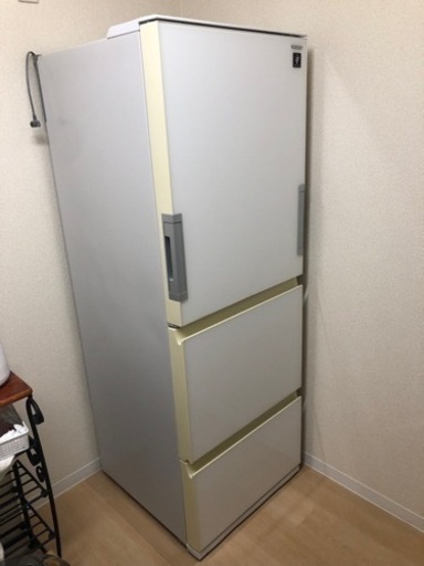 【受け渡し予定者決まりました】9/8の10時〜11時引取希望  SHARP ノンフロン冷凍冷蔵庫 SJ-GW35C-W 2017年製3ドア冷蔵庫  自動製氷機能付　プラズマクラスター冷蔵庫 どっちもドア 大阪市淀川区からの出品