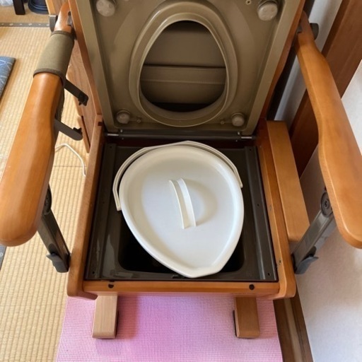 介護用ポータブルトイレ『さわやかチェアPT肘掛けはねあげ』 家具調トイレ さわやかチェア泉2(肘掛はねあげタイプ) 8253/8251 