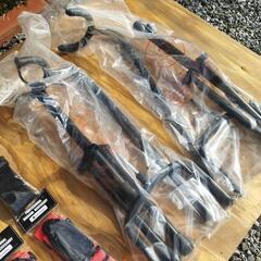 ギタースタンド新品×2・ギターストラップ×3　まとめ売りの画像