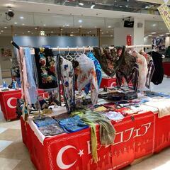 イズミヤ神戸玉津店におけるトルコフェアの搬入搬出作業の画像