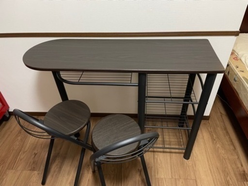 カウンターテーブル　イス二脚