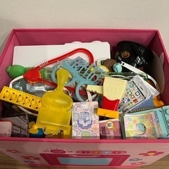 おもちゃ箱とおもちゃの画像