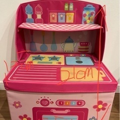 おもちゃ箱とおもちゃの画像