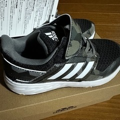adidas 新品　18.0cmの画像