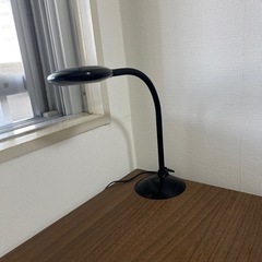 テーブル、チェア、ライトの画像