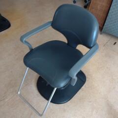 美容室で使っていた電動チェアなど