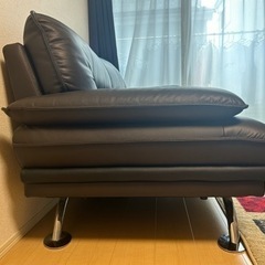 ※9/15までに引き取れる方　ニトリソファ　本革2人掛けブラックの画像