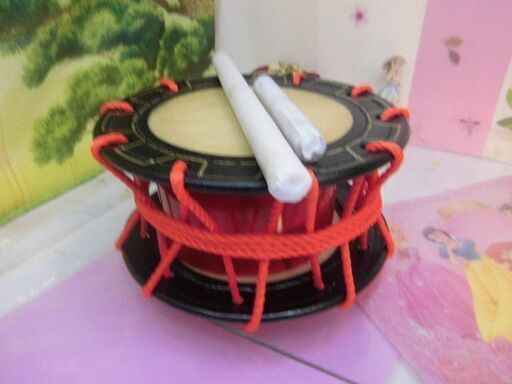 新品未使用　R新品未使用  11.000円　壮大で華やかな エイサー締め太鼓25cm バチ付き