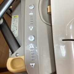 電動ベビースイングラック（ハイローチェア）の画像