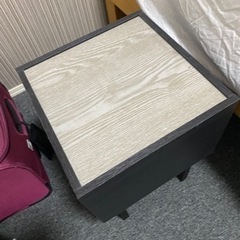 ベッドサイドテーブルの画像