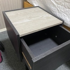 ベッドサイドテーブルの画像