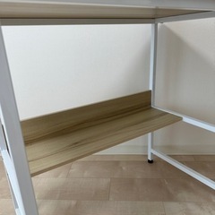 机　デスク　コンピューターデスク　白の画像