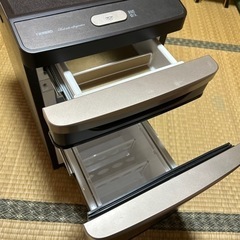 サイドテーブル　コンセント2ヶ所付きの画像