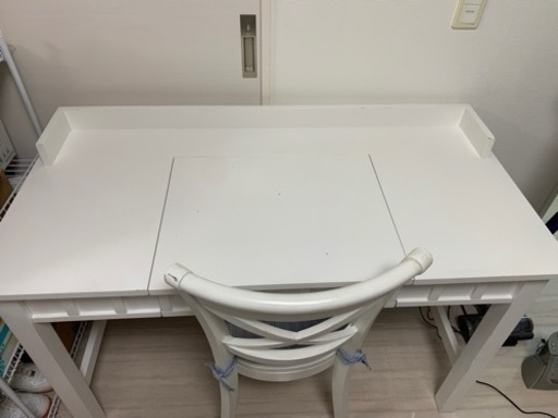 即日取りに来れる方、5000円にします。机(ドレッサーにもなります。)