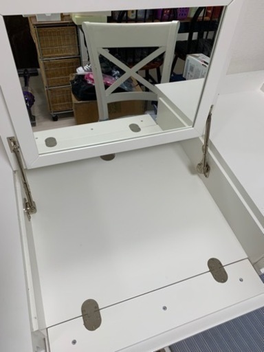 即日取りに来れる方、5000円にします。机(ドレッサーにもなります。)