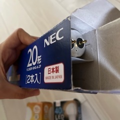 【NEC 直管蛍光灯 ホタルックα 20形 1本】+ 【40w型電球2個】の画像