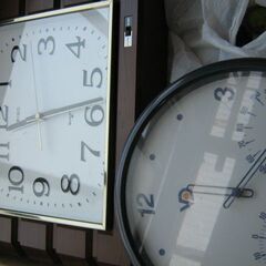 デスクライト１個　掛け時計２個の画像