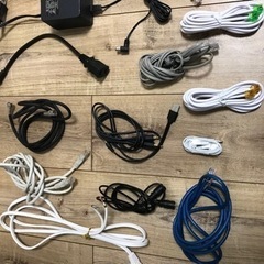 延長コード、ランケーブル、テレビケーブル、acアダプターの画像