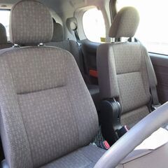 【乗り降りが楽で後席に座る方がのびのびできる作り！！】　車の中が...