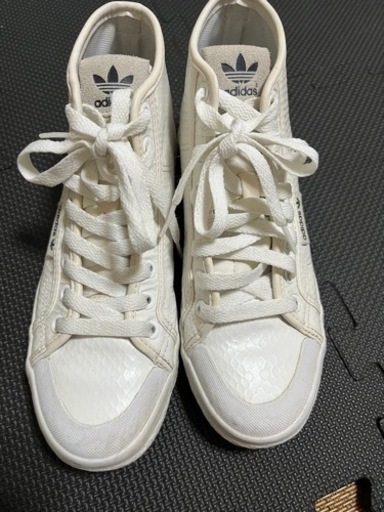 adidasレディースのハイカットスニーカー