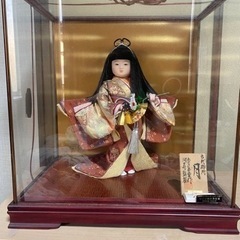 日本人形と熊の木彫り