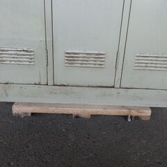 【お買い上げありがとうございました】ロッカー　スチール　グレー　3人用　カギありません　サイズ約高さ179幅90奥行51.5cm　劣化あります　ek-259gedの画像